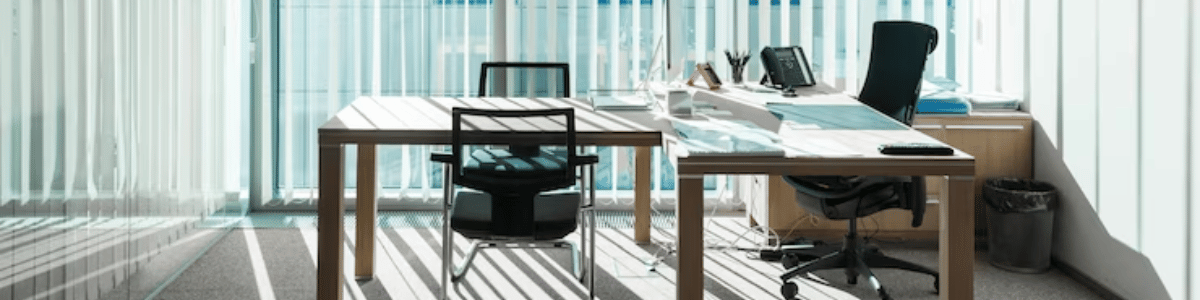 Escolhendo o estilo perfeito de persianas para escritórios